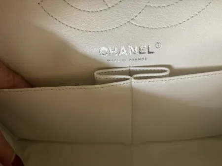 Bolso de hombro Chanel crema/blanco roto doble solapa charol reedición