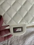 Bolso de hombro Chanel crema/blanco roto doble solapa charol reedición